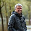 Pekka Virtanen, Kivi Kukan tuotekehityksen ja metsäretkien asiantuntija, kuvaa iloisena metsässä.
