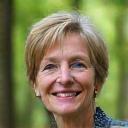 Hanna Virtanen, mindfulness-ohjaaja ja retkeilijä, istumassa rauhallisesti metsässä.