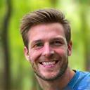 Mikko Salminen, maastopyöräily- ja juoksuopas, pyörän kanssa metsäpolulla.